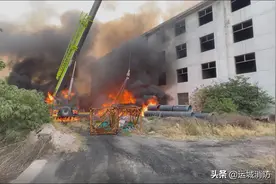 山西临猗：吊车作业途中起火 消防紧急扑救图片