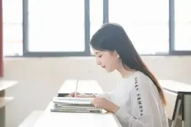 女人想你了，会发出这4个“信号”，别看不懂图片