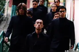 “古惑仔”演唱会现场四人露肌肉，而看到陈小春的操作，观众笑了图片