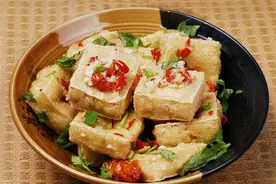 离婚大姐创业卖臭豆腐，一年赚69万，而她全部用的是一个“借”字图片