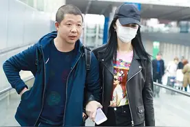 姚晨和她现任老公真恩爱，走路不忘帮老公擦嘴，不穿情侣装也幸福图片