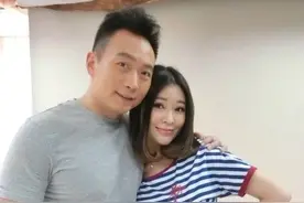 前央视主持王小骞晒全家福，名嘴老公旧照堪比吴彦祖，女儿美过妈图片