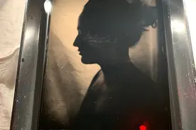 湿版摄影师通过Zoom拍摄4000英里外的拍摄对象肖像图片