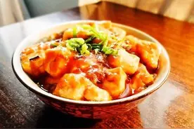 美食推荐：酸菜烧肥肠，牛肉炒青椒，香菇土豆，茄汁蒜苗烧豆腐图片