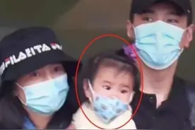 高圆圆一岁女儿抓周，抓到麦克风，爷爷无奈：最不想她抓的图片