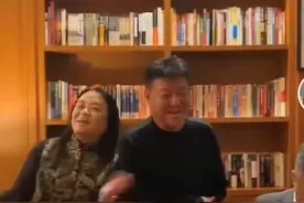 62岁姜育恒豪宅宴客，与妻子深情合唱，曾背债12年终过上好生活图片