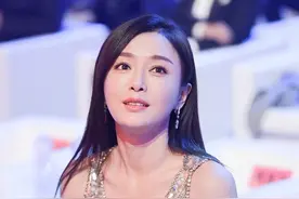 41岁秦岚够性感，穿“蛇皮裙”凹凸感强，还是“大众女神”图片