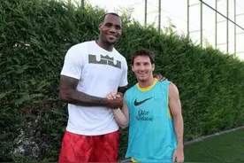 就算你对自己肌肉很自信，也别跟NBA球星合影 强森最扎心图片