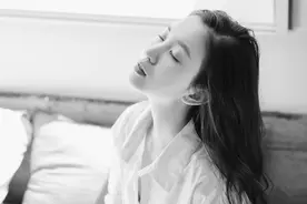 觉得第三个小姐姐好看的举手图片