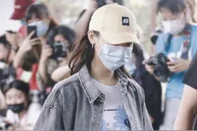 杨超越灰色牛仔外套内搭印花白T,搭配鸭舌帽，简约又充满活力图片