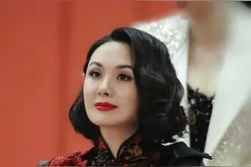 程莉莎：被郭晓冬隐藏的人间尤物，穿高开叉旗袍，女人味十足图片