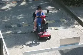 什么？6岁男孩骑电动车带7岁姐姐兜风，还和路人打招呼图片