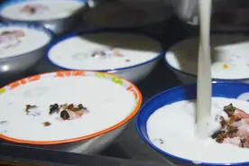 福建大哥做传统小吃，5元一碗每天限量1000碗，酱料是灵魂图片