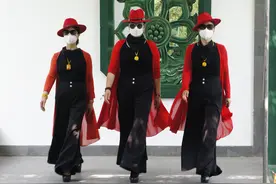 北京紫竹院公园走模特步的市民图片