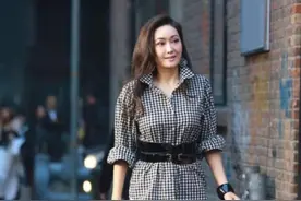 孟广美身材好到让人无法忽视，老土格纹衬衫，她都穿出满满女人味图片