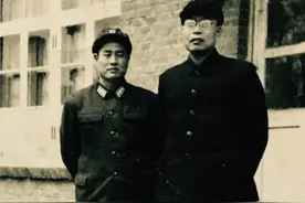 开国少将回乡探亲，与车夫畅聊一路，得知其姓名后大哭：您是我爸图片