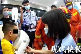 太危险！熊孩子“咬”着电风扇进派出所，家长：门牙卡进去了…图片