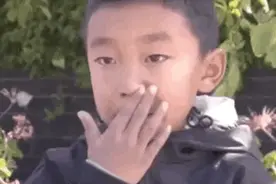 小男孩强忍着泪水：“不好的感受，自己一个人在家，很孤独。”用深呼吸缓解…｜父母在疫情一线的孩子图片