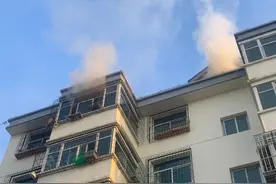 太原：灭火现场小女孩为消防员送水 面对沉甸甸的心意 消防员决定…图片