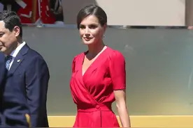 西班牙王后的裙子穿搭真显气质，50岁妈妈学她这样穿，惊艳了时光图片