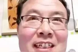 “不知道咋开的美颜，挺囧的！”50岁数学老师直播开美颜，学生们乐嗨了图片