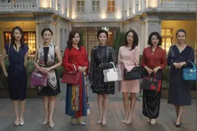 《三十而已》富豪太太齐秀爱马仕，奈何顾佳香奈儿，只得身后藏图片