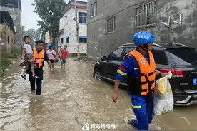 独家连线青岛赴河南救援队 9名队员首日营救30余位居民图片