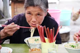 甘肃大妈卖凉面，利用“免费凉面”，年赚150万，生意人都要学学图片