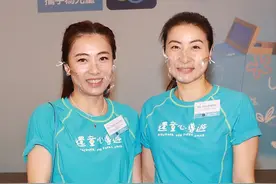 郭晶晶罕见与霍启刚旧爱同场，两人大方合照不尴尬，对方出身豪门图片