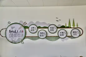 嬢嬢，您打菜的手抖一下！图片