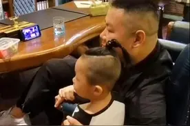 郭德纲助理儿子曝光，德云社明星抢着合影！家中座驾50万好低调图片