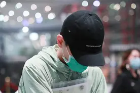 丁禹兮凌晨搭机获粉丝簇拥 抱粉丝信件困到两眼发直图片