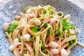 「食物恋」香椿苗上市了还等什么！极其简单的凉拌菜，2步就做好图片