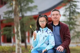 外公过来和我一起生活，我偷看到外公在楼道徘徊，回过头我就哭了图片