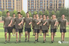 双胞胎参军入伍，分到一个班图片