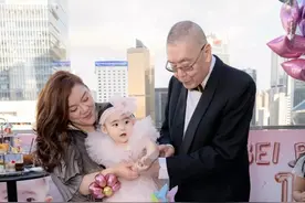 大开眼界生日趴！一家三口像三代人，东西方上流社会都爱这一套图片