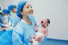 助产大夫被新生儿“碰瓷”，网友调侃：这么记仇，长大后不好惹图片