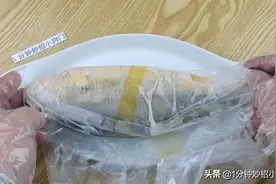不管解冻什么鱼，不要用水泡，大厨教你一招，鱼解冻快速又新鲜图片