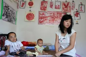男子是侏儒娶美丽妻子，结婚生下女儿闹离婚，身高仅0.7米图片