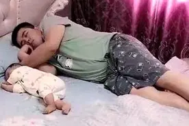 “慌张爸爸”爆红，睡醒后摸脚丫，探鼻息，网友调笑：娃还活着呢图片