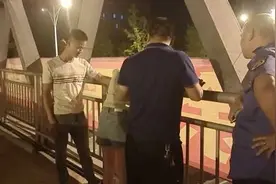 险！岳阳一女子夜晚天桥上哭泣；暖！这双手及时拉住她图片
