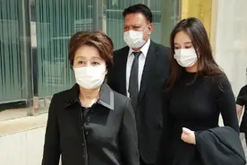 四太太喜欢她，何猷亨女友西装造型现赌王葬礼，有富太面相图片