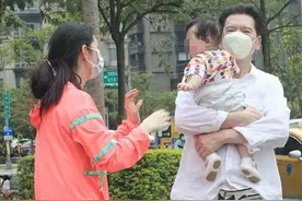 郭碧婷带娃出行，俩保姆一保镖护驾，向华强抱孙女溜滑梯童心未泯图片