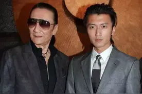 为何“谢贤”一直戴着墨镜？当看到他摘下墨镜的样子，还是戴上吧图片