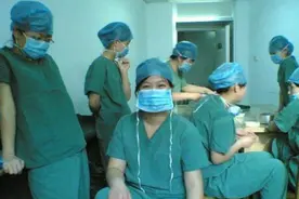 “我不是表演节目！”妈妈生产时遭10余个实习生围观，引发难产图片