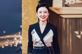 周涛惊艳亮相飞天奖！涂红唇，穿黑色中国风长裙端庄大气，美翻了图片