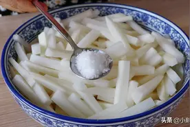过节必备开胃小菜：泡菜萝卜条，爽脆解油腻，泡一泡当天就能吃图片