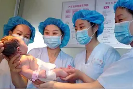 “接生了一天全是男娃”，护士闲聊时一句话，令男孩父母心里一紧图片