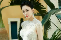 无惧展示完美身材，总被说“苦相”的李小冉，现成人间尤物图片