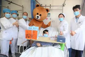 8岁男童罹患“变形综合症”千里求医 医护为他在病房里庆祝儿童节图片